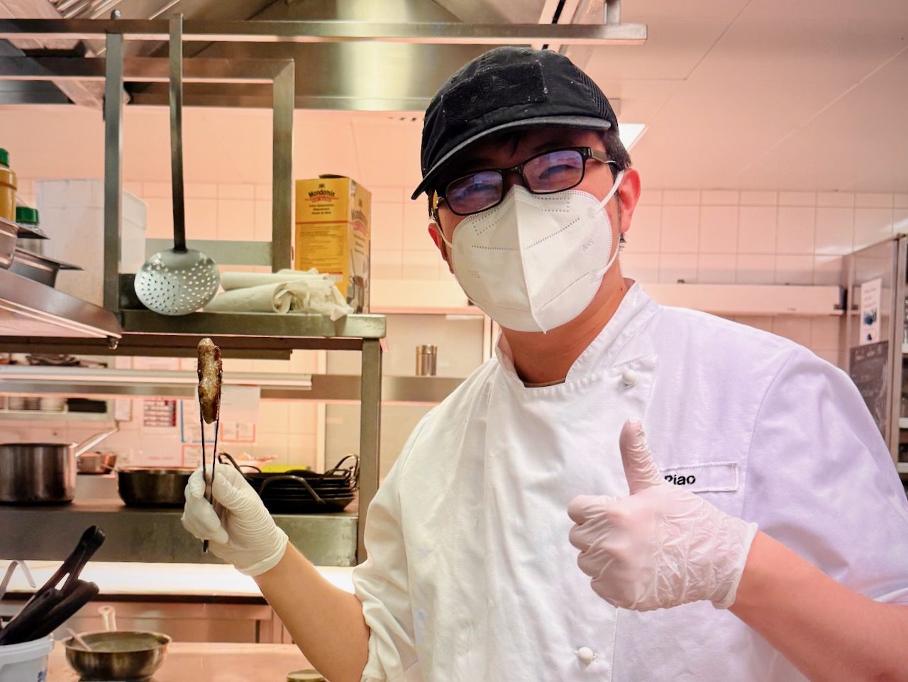 Chinesischer Mitarbeiter in der Gastronomie