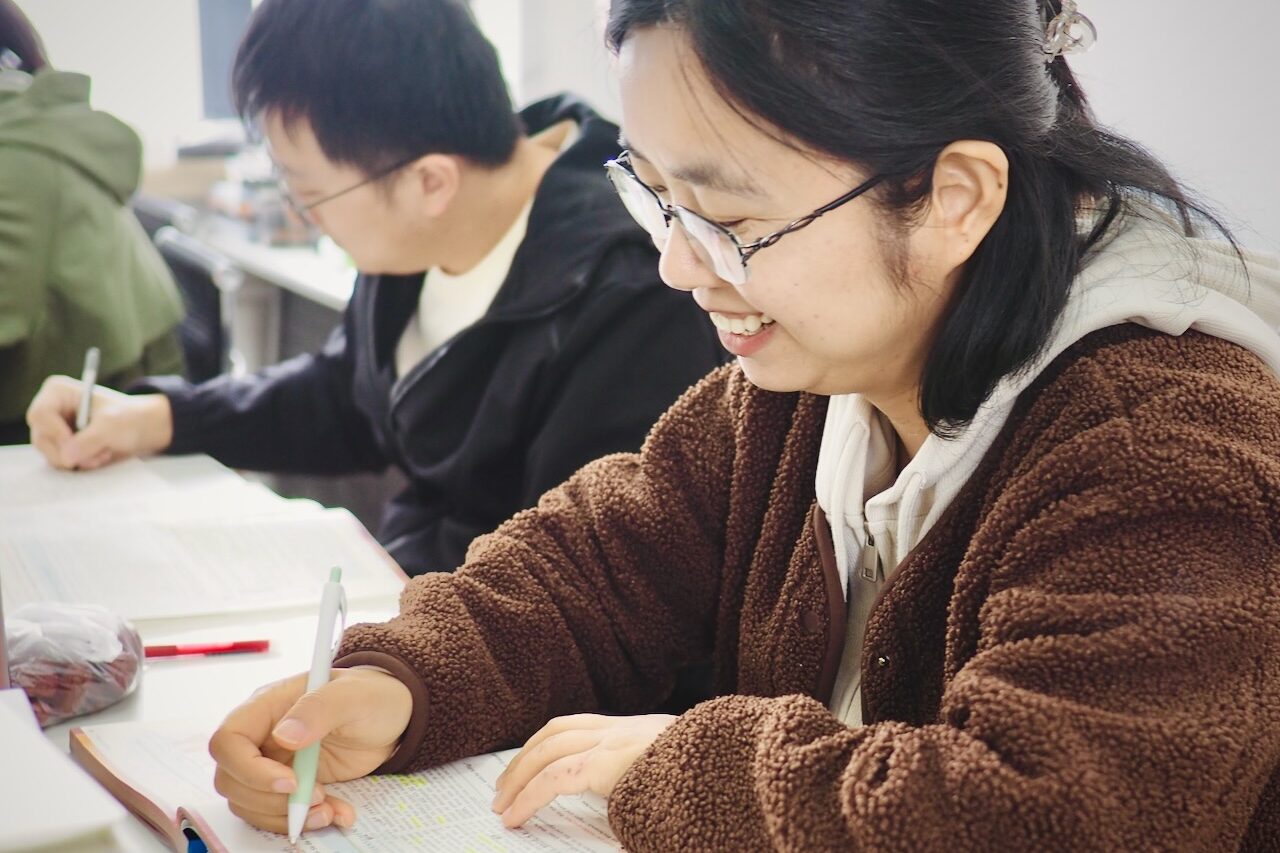 Schülerinnen und Schüler beim Deutschunterricht