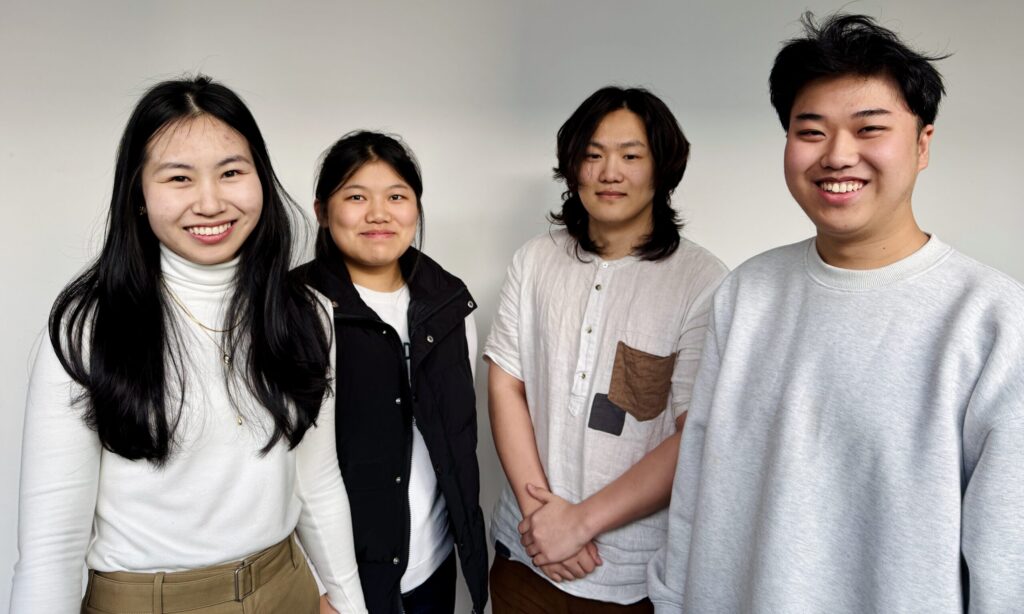 Vier junge chinesische Menschen