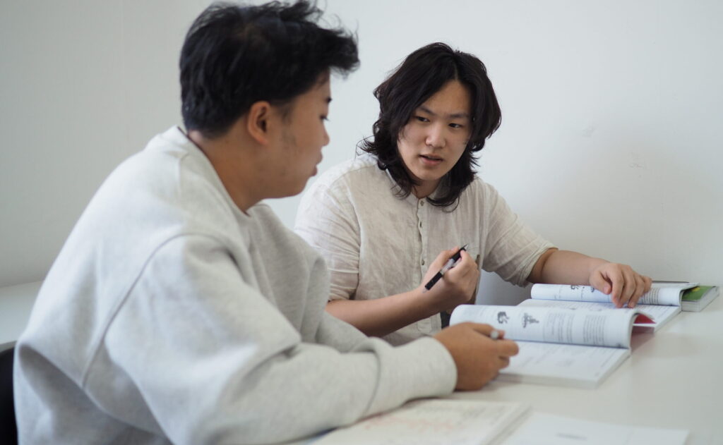 Zwei Chinesen lernen Deutsch