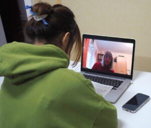 Chinesin im Gespräch mit einer Sprachpatin