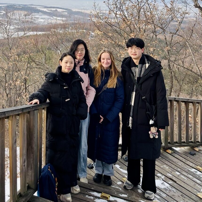 Besucherin mit Freiwilligen in Yanji