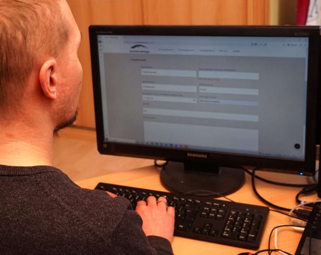 Mann füllt Eingabeformular aus